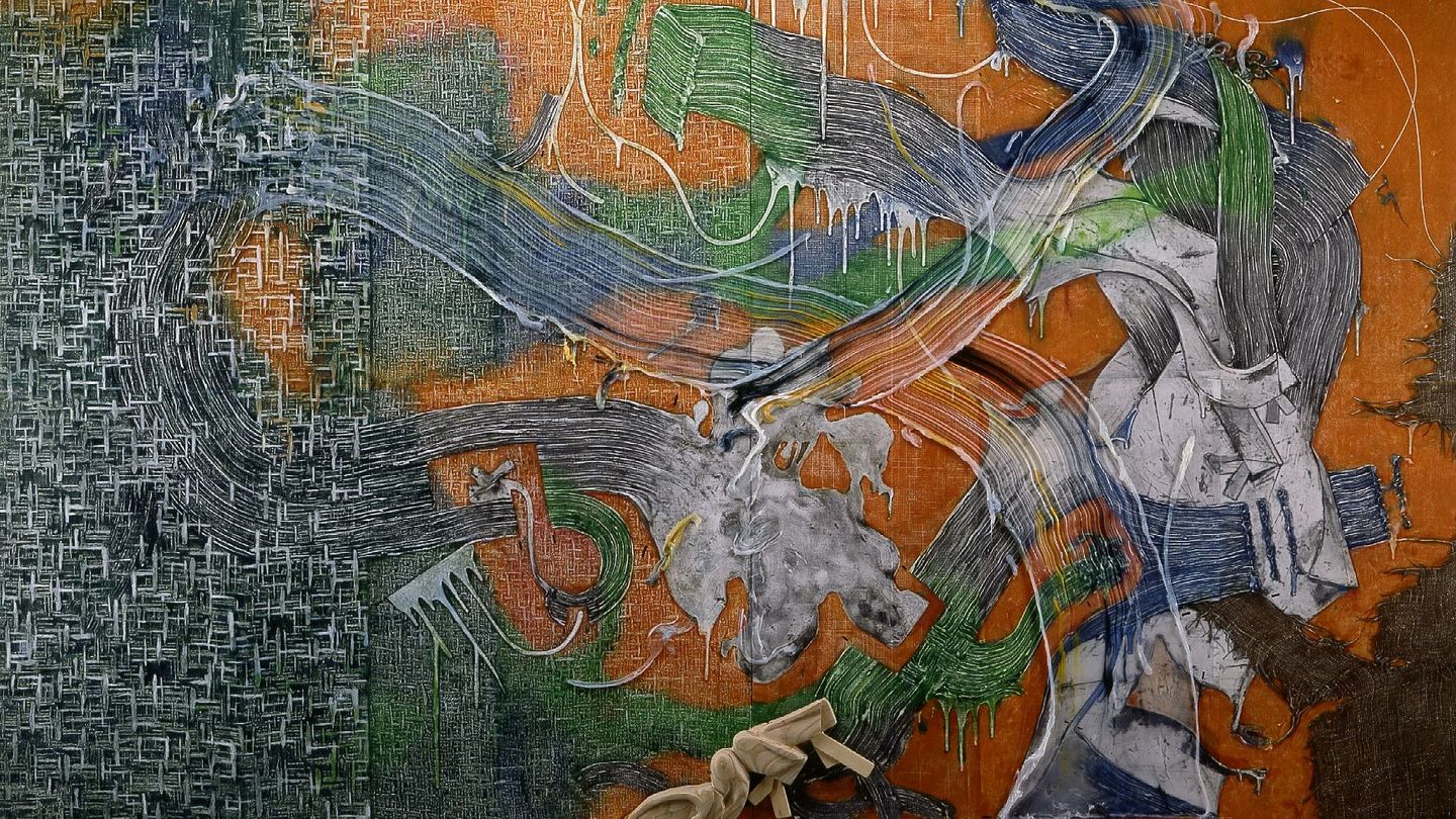 In this abstract painting the colour orange predominates. However, this orange is overlaid by pastose brush strokes and drippings, as well as by shreds of sackcloth at the right, lower edge of the picture. All in all, the canvas seems to expand, which is partly due to the painting ground, which is uneven and has an increased materiality.