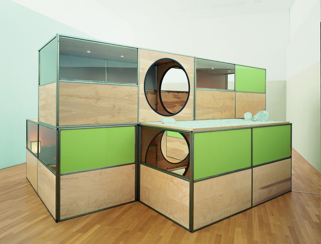 Auf dieser Fotografie ist ein bewohnbares Modell, bestehend aus sechs Einheiten, die zum Schlafen, Essen, Meditieren etc. dienen, abgebildet. Es besteht aus den Materialien Stahl, Birkensperrholz und Glas, darin befinden sich Haushaltsgegenstände. Das Modell ist inspiriert von dem Ausstellungsgebäude der Sammlung Goetz selbst.