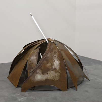 © Mario Merz/VG BILD-KUNST, Bonn Igloo of irregularly cut steel plates, from which a long neon tube sticks out