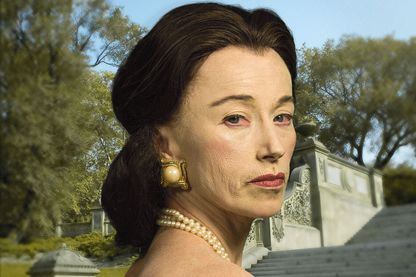 Selbstporträt der Künstlerin als alternde reiche Dame mit brünettem, scheinbar gefärbtem Haar, prunkvollem Schmuck und einem Bustierkleid. Im Hintergrund ist der Treppenaufgang eines alten Anwesens zu sehen. Cindy Sherman, Sammlung Goetz München