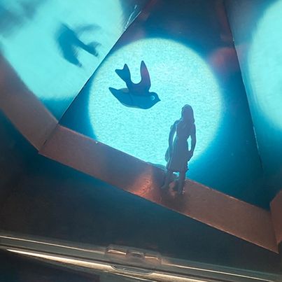 Schattenpiel mit Frau und Vogel. Link zum Vermittlungsprogramm Baubox