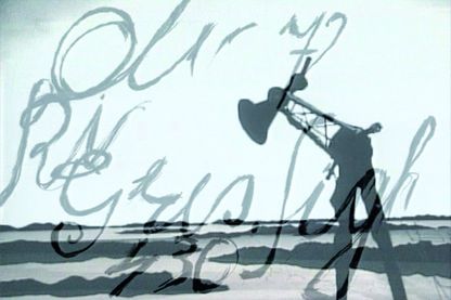 Dieses Filmstill zeigt eine Zeichnung einer Landschaft in einfachem schwarzweiß mit einem Mischwesen, das eine Tischlampe zum Oberkörper und menschliche Beine hat. Außerdem ist eine Schrift zart über die Zeichnung gelegt worden. William Kentridge, Sammlung Goetz München