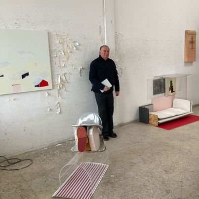 © Veron Urdarianu The artist Veron Urdarianudressed in black standing in his studio