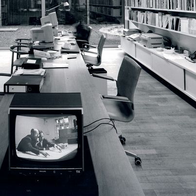 Das alte Büro der Sammlung Goetz mit mittlerweile veralteten technischen Geräten. Link zur Digitalen Strategie der Sammlung Goetz