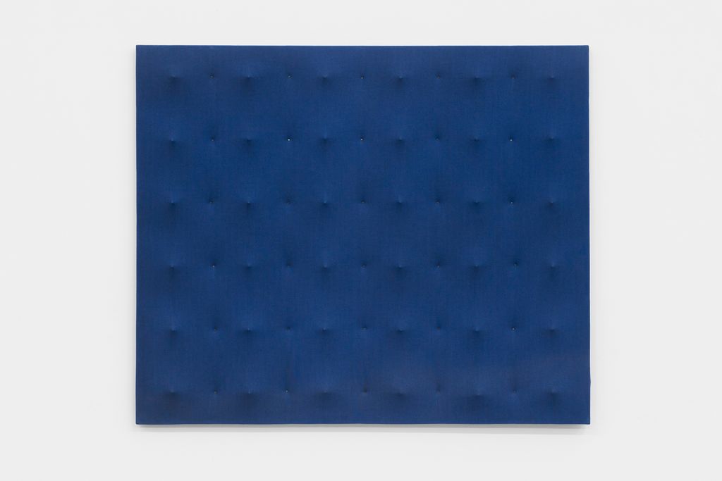 Relieved blue canvas with regular sharp bulges and dents. Enrico Castellani, Sammlung Goetz, Munich