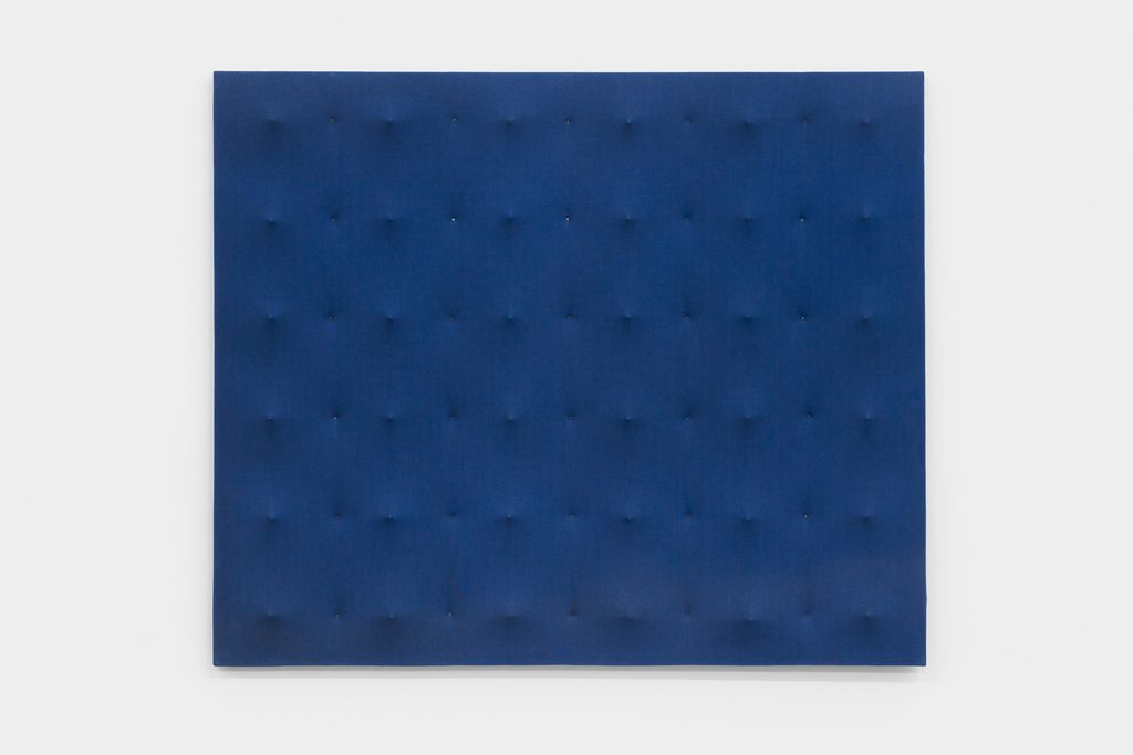 Reliefierte blaue Leinwand mit regelmäßigen spitzen Aus- und Einbeulungen. Enrico Castellani, Sammlung Goetz, München