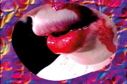 Nahaufnahme von einem blutverschmierten Mund in einem ovalen Ausschnitt. Der Ausschnitt ist umrandet mit lilafarbenen Formen, die an Blutkörperchen erinnern. 