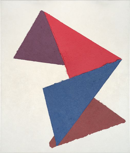 Abstrakte Komposition von vier verschiedenfabigen (violett, rot, blau, braun) Zellstoffdreiecken auf cremefarbenem Hintergrund 