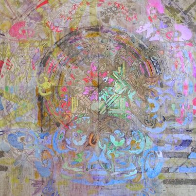 © Lane Twitchell Ölgemälde mit leuchtenden Pastelltönen auf grauem Hintergrund. Die Darstellung erinnert an ein Mandala oder Traumfänger.